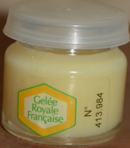 Gelée royale, miels, pollen du Jura - pilulier de 10 g de gelée royale française.
